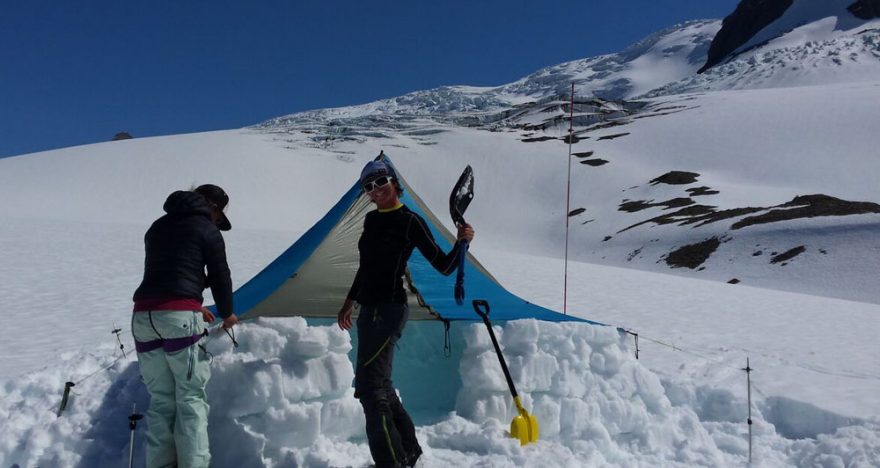 Příprava ubytování při dámském ledovcovém skialpinistickém přechodu