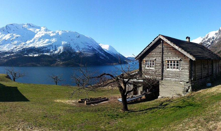 Nad jezerem v oblasti Stryn