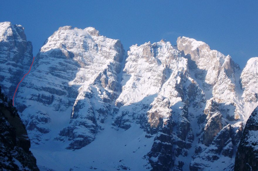 Monte Cristallo – kuloár Vallencant (v strede) nie je podmienkach, lyžujeme Canale Nord do Val Fonda