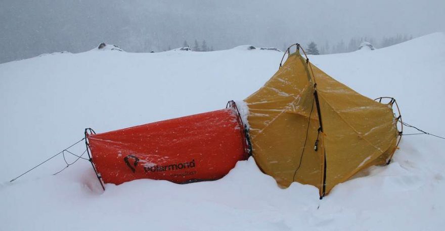 V rámci Setkání skialpinistů 2017 došlo i na testování švýcarského spacáko-stano-bivaku Polarmond