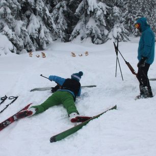 Správná poloha při střelbě v leže na terče - siluety.