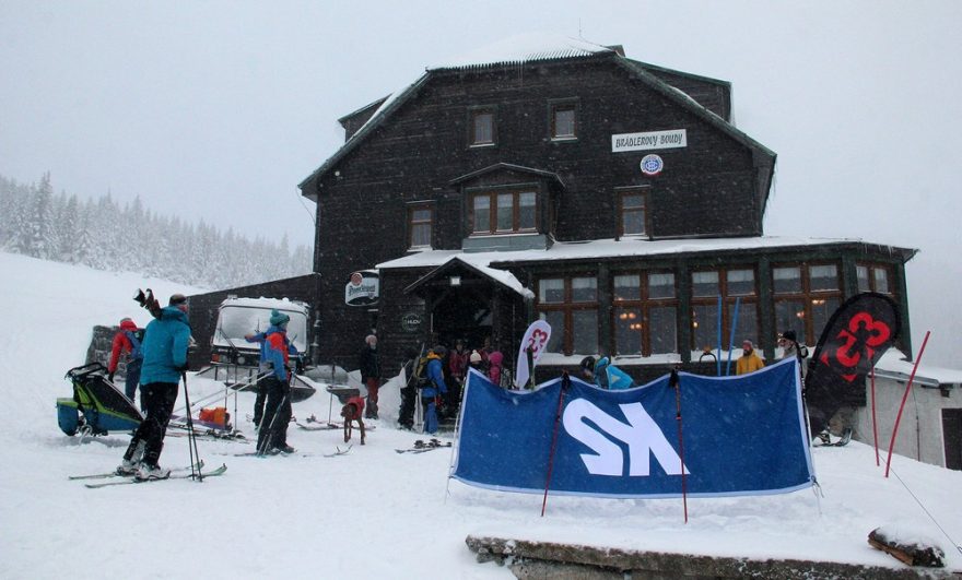 Start Skialptonových závodů před boudou.