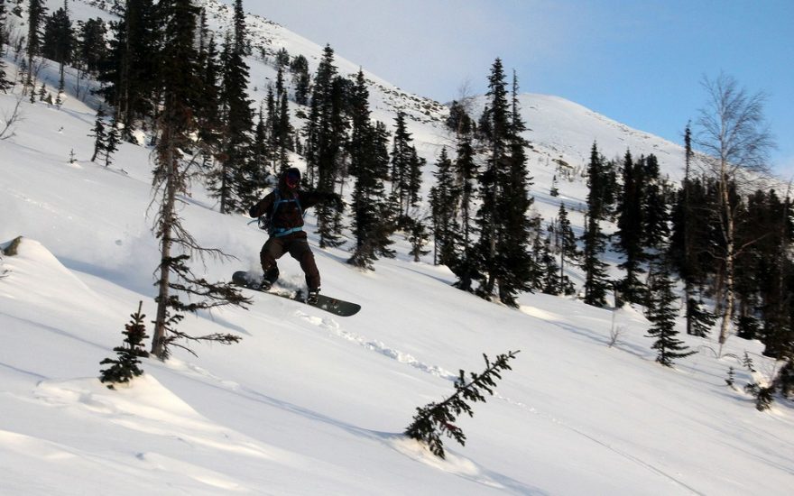 Ivo ve vzduchu na svém Gara splitboardu