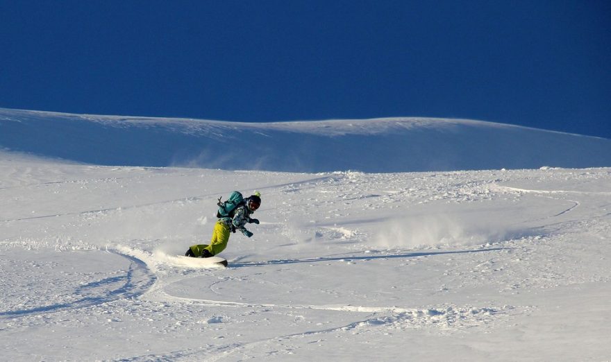 Ola těsně pod hřebenem taktéž na splitboardu