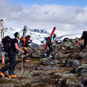 Účastníci Norského skialpového memoriálu svorně šlapou nahoru
