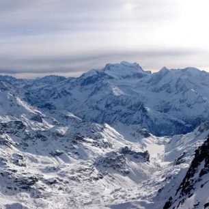 Výhled z Montfort - z leva v dálce Dent Blanche, Matterhorn, Weisshorn, vlevo v popředí Rosa Blanche a vpravo Grand Combin