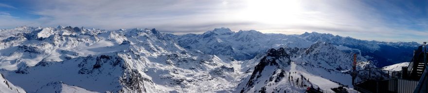 Výhled z Montfort - z leva v dálce Dent Blanche, Matterhorn, Weisshorn, vlevo v popředí Rosa Blanche a vpravo Grand Combin