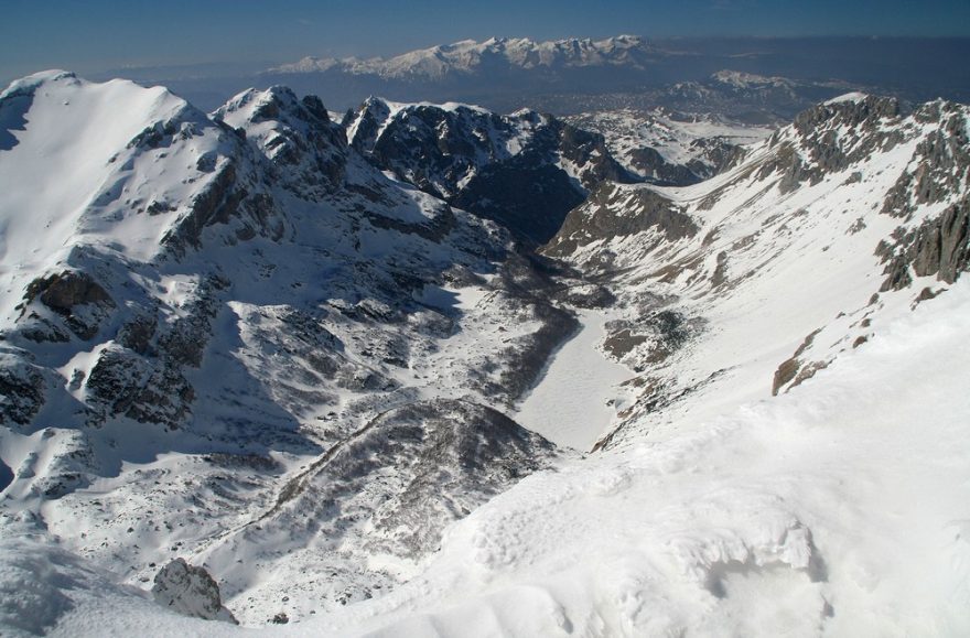 Veliko Škrčko jezero je hluboko pod námi