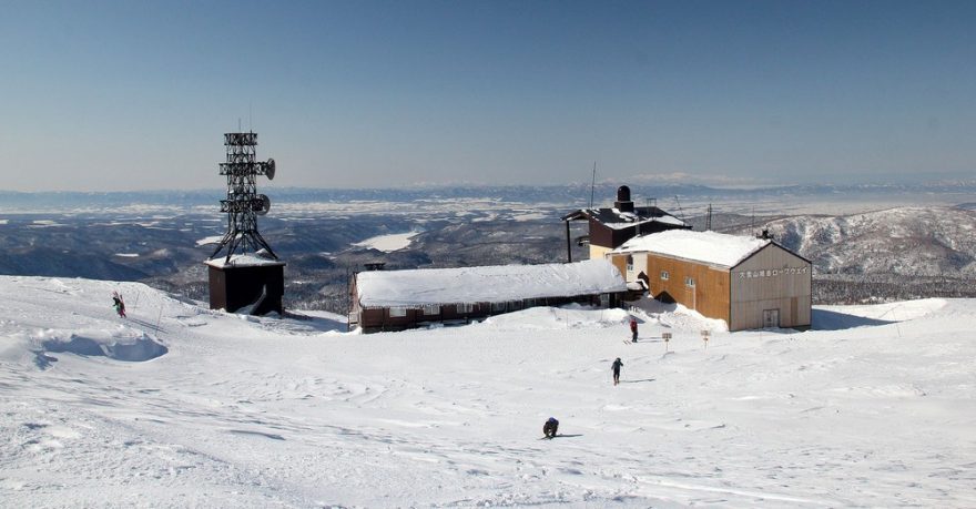 Pohled zpátky na horní stanici lanovky Asahidake