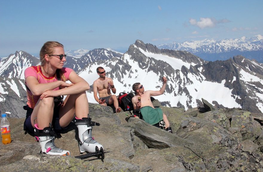 Na vrcholu Slogenu (1564 m) - Bruder Alt, Nitram Kešíluk, pivo Zubr a jedna z mnoha norských skialpinistek