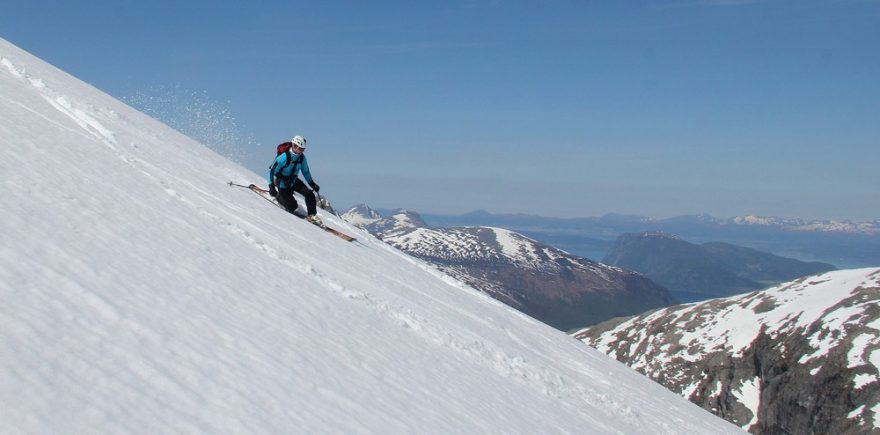 Na telemarkových lyžích sjíždí Bruder Alt z Alnestinden Sorvest (1562 m) 