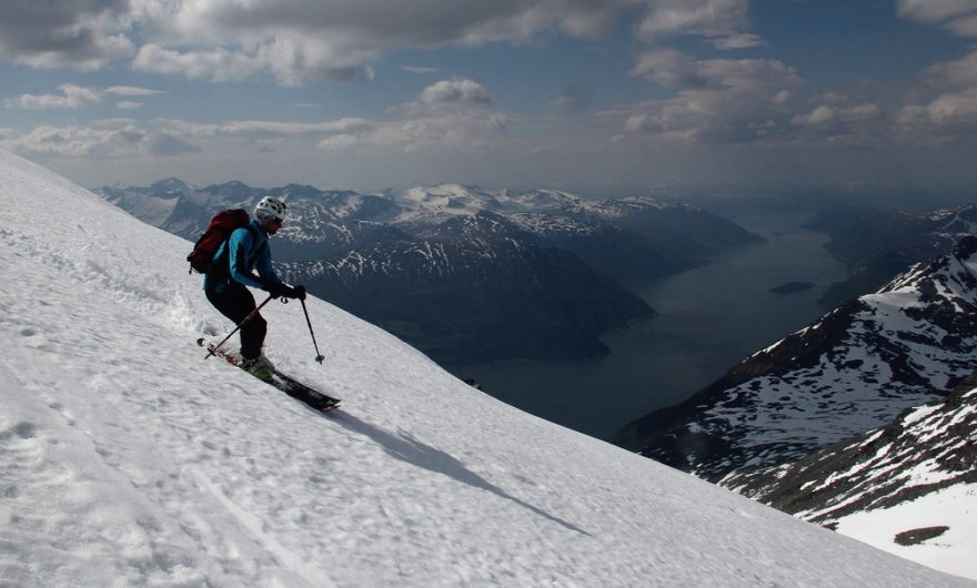 Sjezd z Dronningkrony, pod námi je obligátní fjord