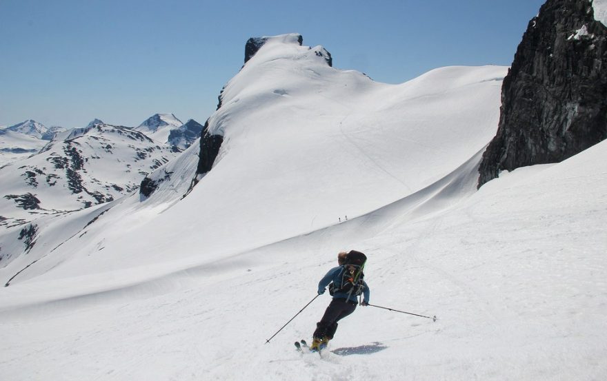 Před námi je Storebjørn (2222 m), k dalšímu výstupu sjíždí Jiří Paur