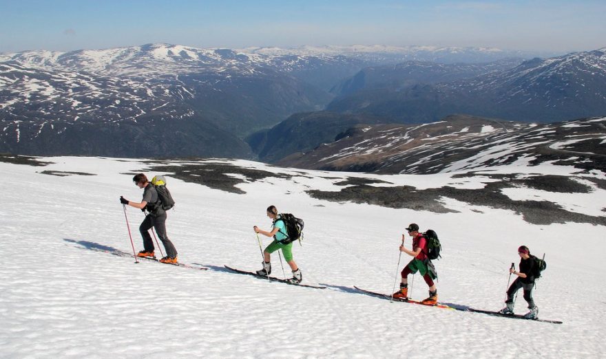 V řadě za sebou.... skialpinisti a skialpinistky (+ splitboardistka) jdou... na Kjellen