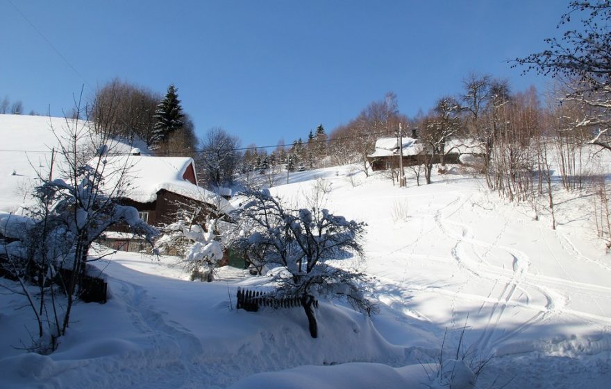 Dojezd mezi dřevěnice v údolí