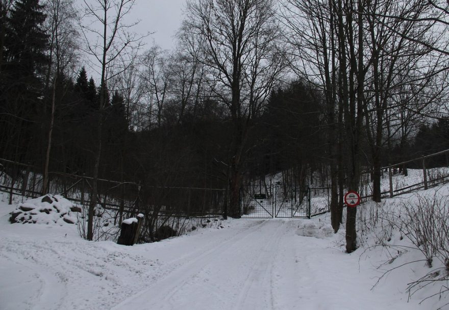 Přístup do obory Loučná