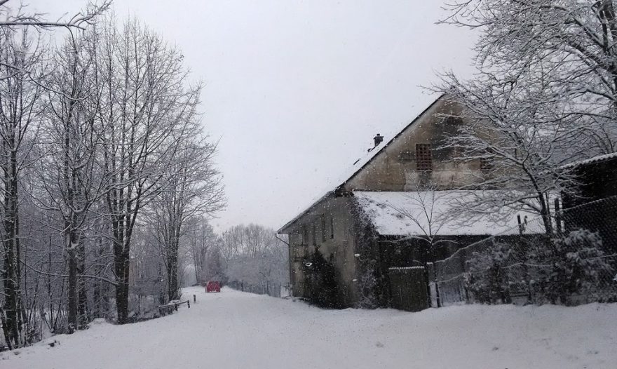 Odjezd od lyžařského areálu Brněnka krásně vysněženou silnicí