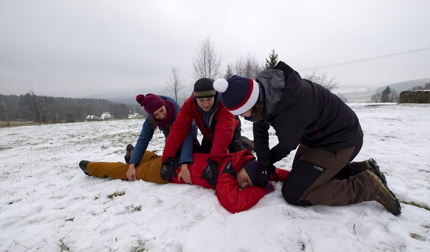 Manipulace se zraněným je nejsnažší při více lidech