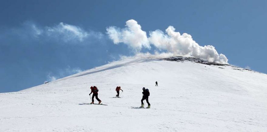 Skialpinisti v dolní části vrcholového kužele Avačinské