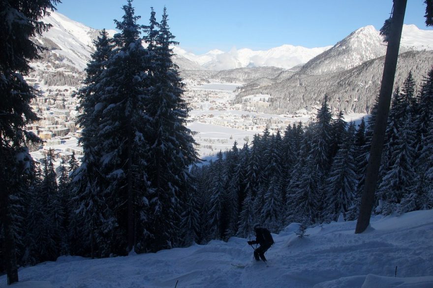 Dolní část Jakobshornu nabízí fantastické lesy s výhledem na Davos