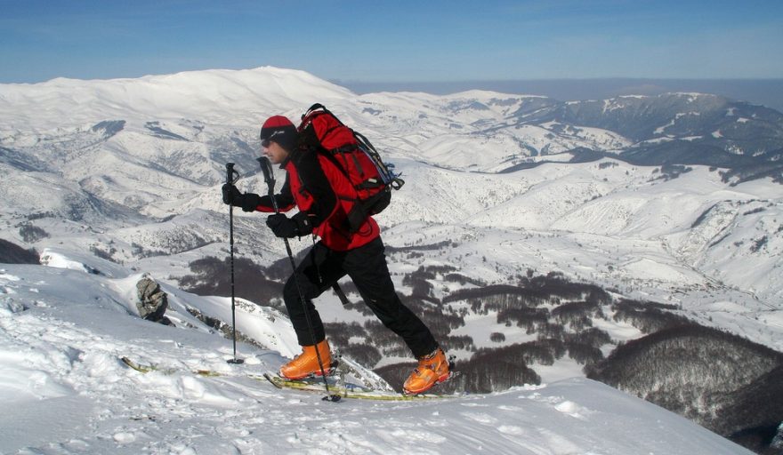 Při výstup na Subar s pohořím Bjelašnica v pozadí