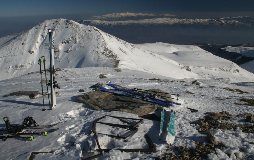 Vrchol Titova vrvu byl částečně vyfoukán, v pozadí je Bakardan