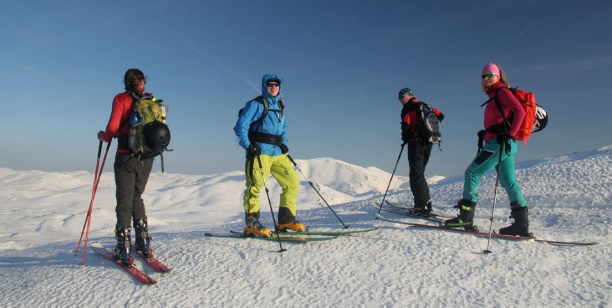 Veselá skupinka skialpinistů před posledním sjezdem