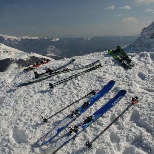 Vrcholové skladiště lyží na Govedarniku - G3, DOWN a K2