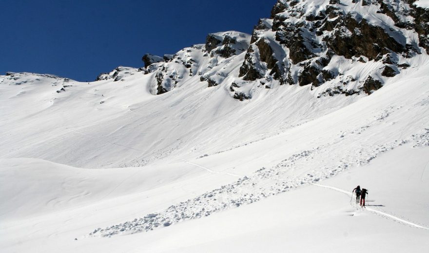 Před námi je už sedlo, cestou traverzujeme několik starých lavinišť