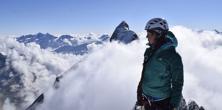 Výstup na Dent d'Herens (4171 m) z Rifugio Aosta - s výhledem na majestátní Matterhorn