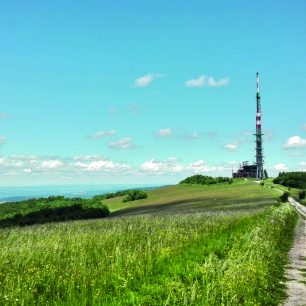 Nejvyšší vrchol Bílých Karpat, Velká Javořina (970 m) s televizním vysílačem.