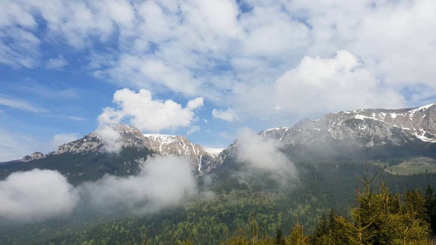 Hra mraků nad hlavním hřebenem během Transylvania Ultra Trail 2019