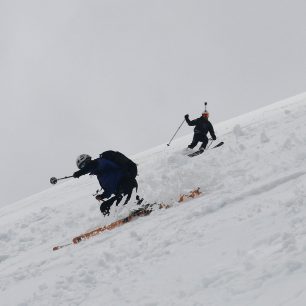 Kamil s Jiřím sjíždí nad Isfjordem v doprovodu Freyi