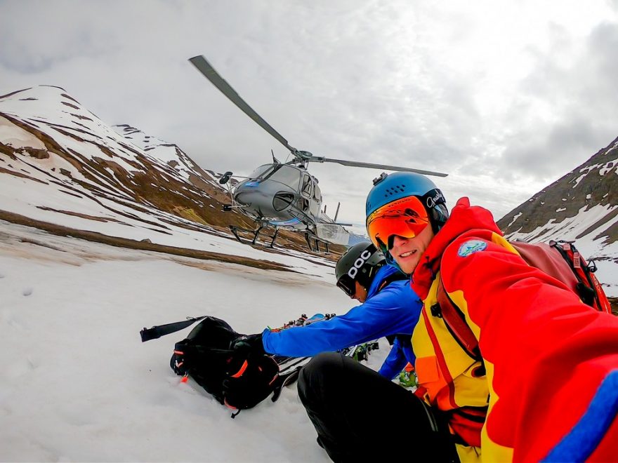 Helikoptéra pro nás létá pravidelně, spíš čeká ona na nás než my na ni