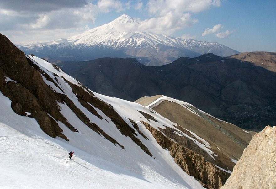 Výhled na Damavand při sjezdu nedalekých čtyřtisícovek