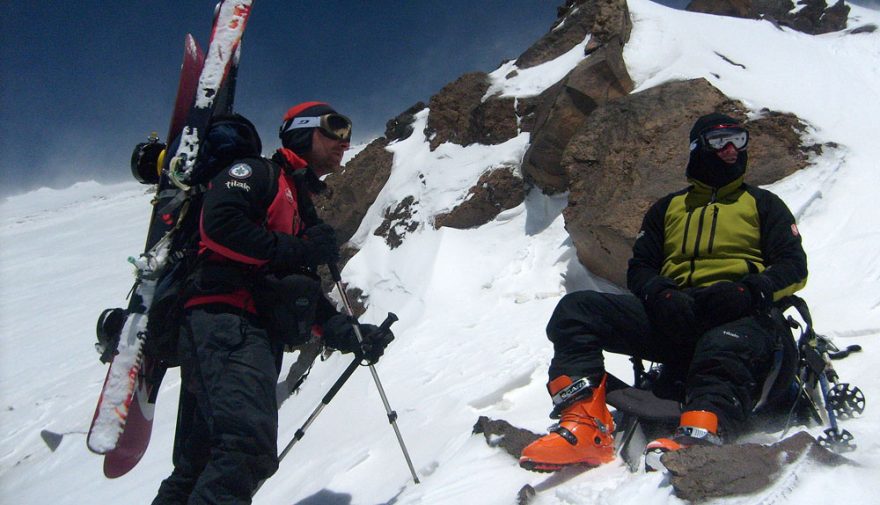 Výška přibližně 4900 metrů při výstupu na Damavand