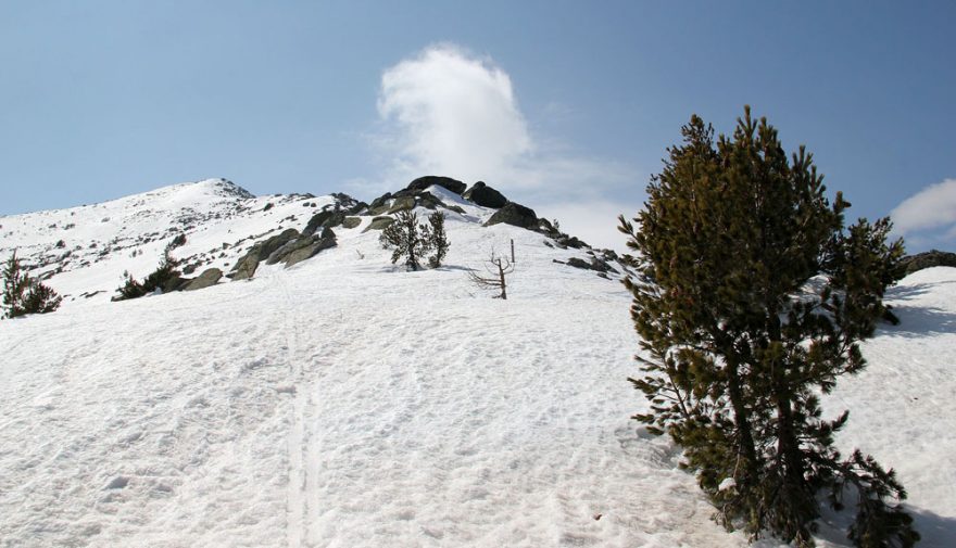 Rocky trail je pod sněhem a les skončil