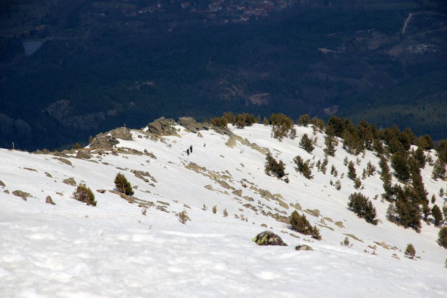 Skialpinisté kus pod vrcholem Stivu