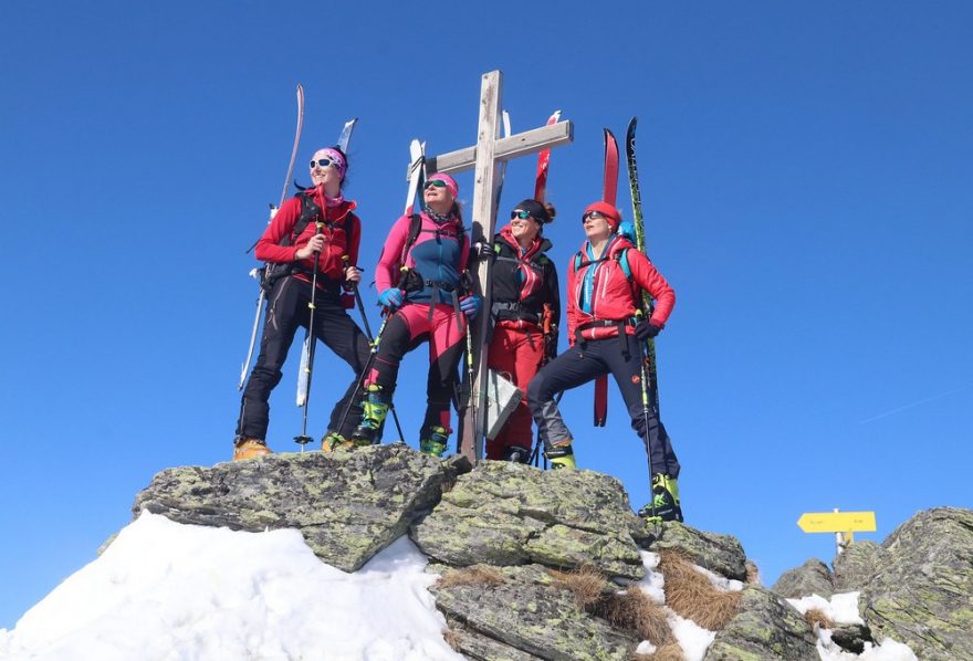 Dámská čtveřice na vrcholu Karlspitze