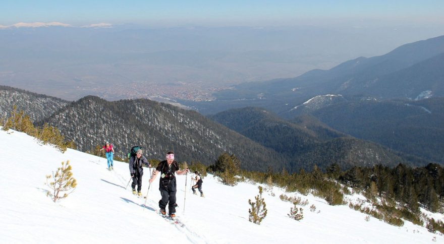 Nad hranicí lesa s výhledem na Bansko a pohoří Rila