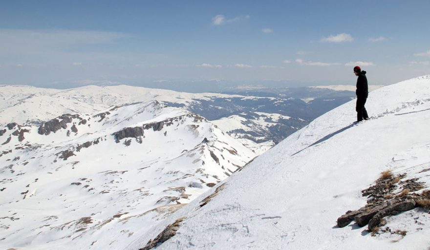 Výhleda nad skalní stěnu do Albánie