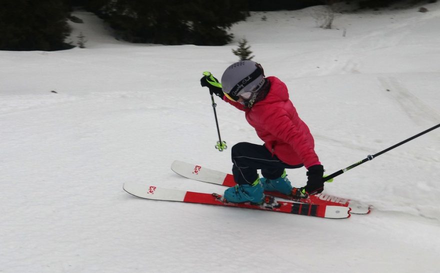 Dole kopcom na lyžích G3 FINDr 94 v délce 154 cm