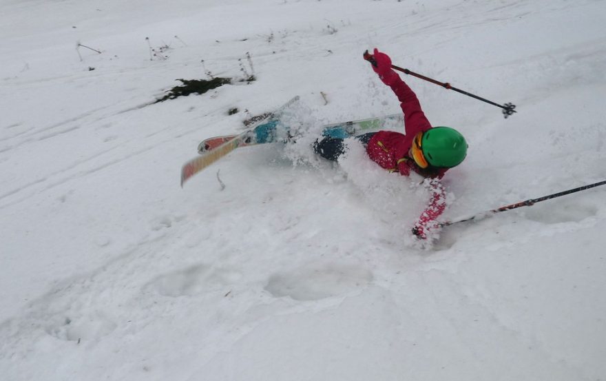 Jen tak si jemně ustlat do sněhu s lyžemi Skialp nad Hrobem