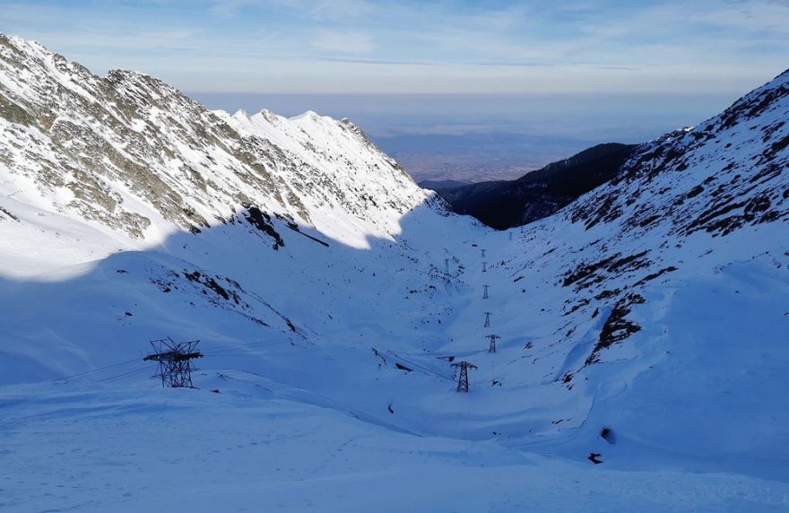 Pohled od výstupní stanice dolů do údolí. V celém údolí se dá volně jezdit. Pokud chcete sjet až k nástupní stanici Balea Cascada, je nutné se před zlomem držet hodně vlevo. Za zlomem vpravo je totiž vodopád