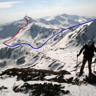 Těsně pod vrcholem Crne glavy, červeně je značen sjezd a modře výstup na tuleních pásech