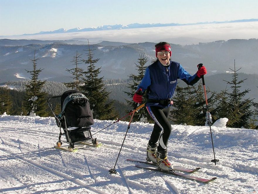 Na skialpech s kočárkem na dítě směr Lysá Hora v Beskydech